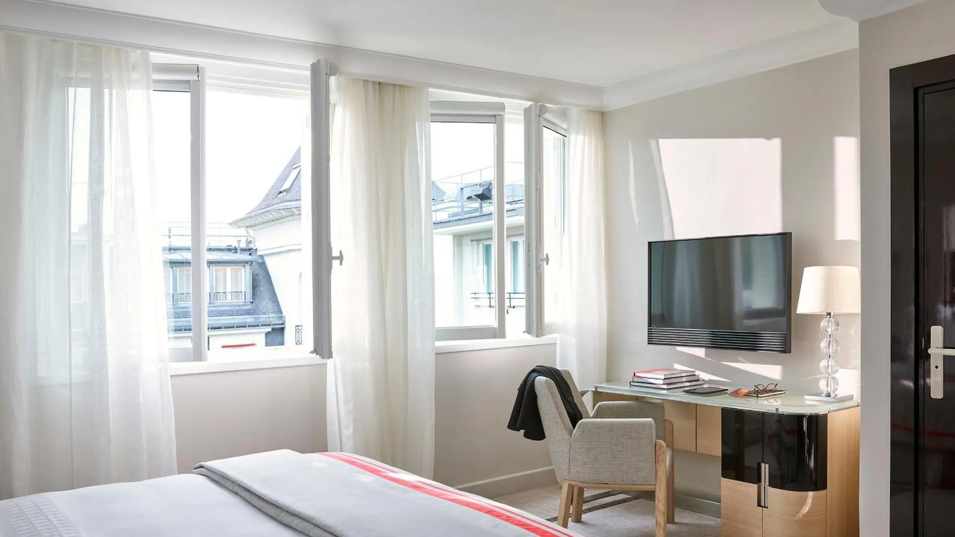 Plaza Athenee - Dorchester Collection Hotel Paris