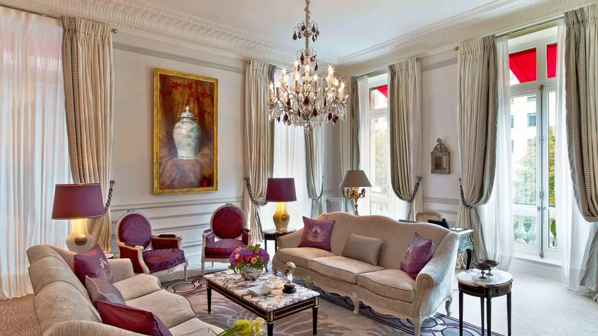Plaza Athenee - Dorchester Collection Hotel Paris
