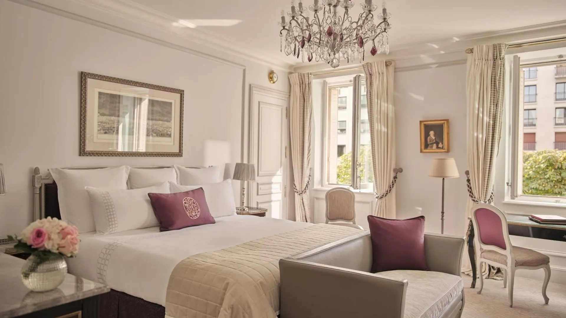 Plaza Athenee - Dorchester Collection Hotel Paris