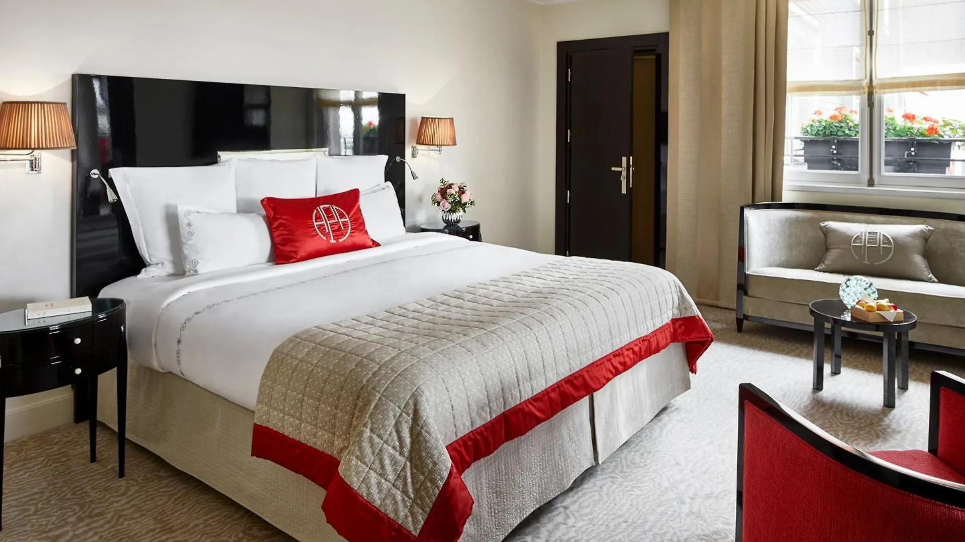 Plaza Athenee - Dorchester Collection Hotel