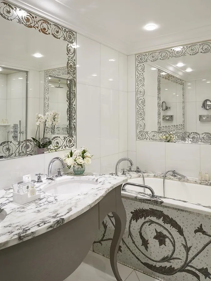 Plaza Athenee - Dorchester Collection Paris