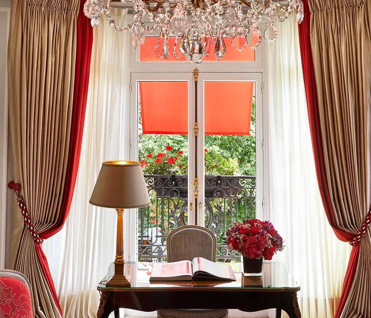 Plaza Athenee - Dorchester Collection Hotel