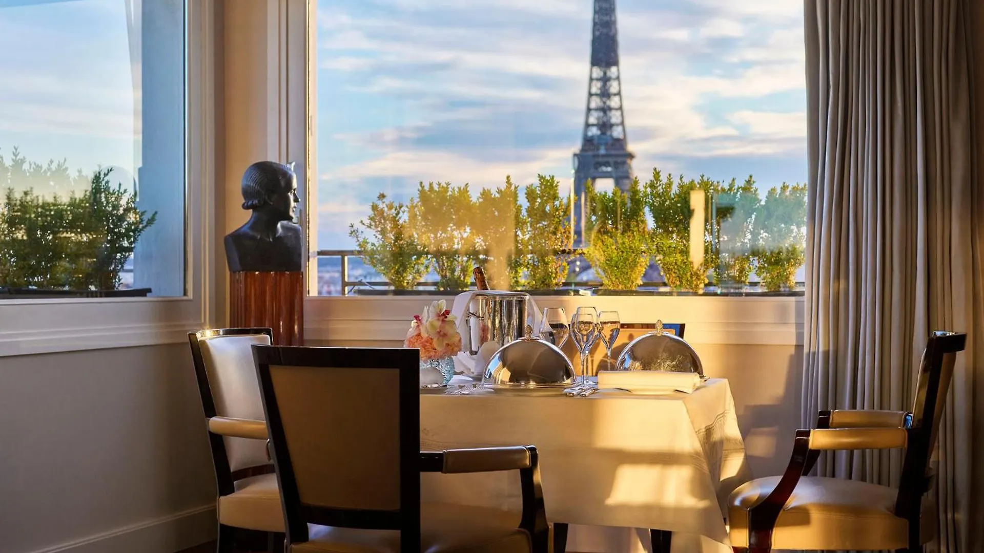 Plaza Athenee - Dorchester Collection Hotel Paris