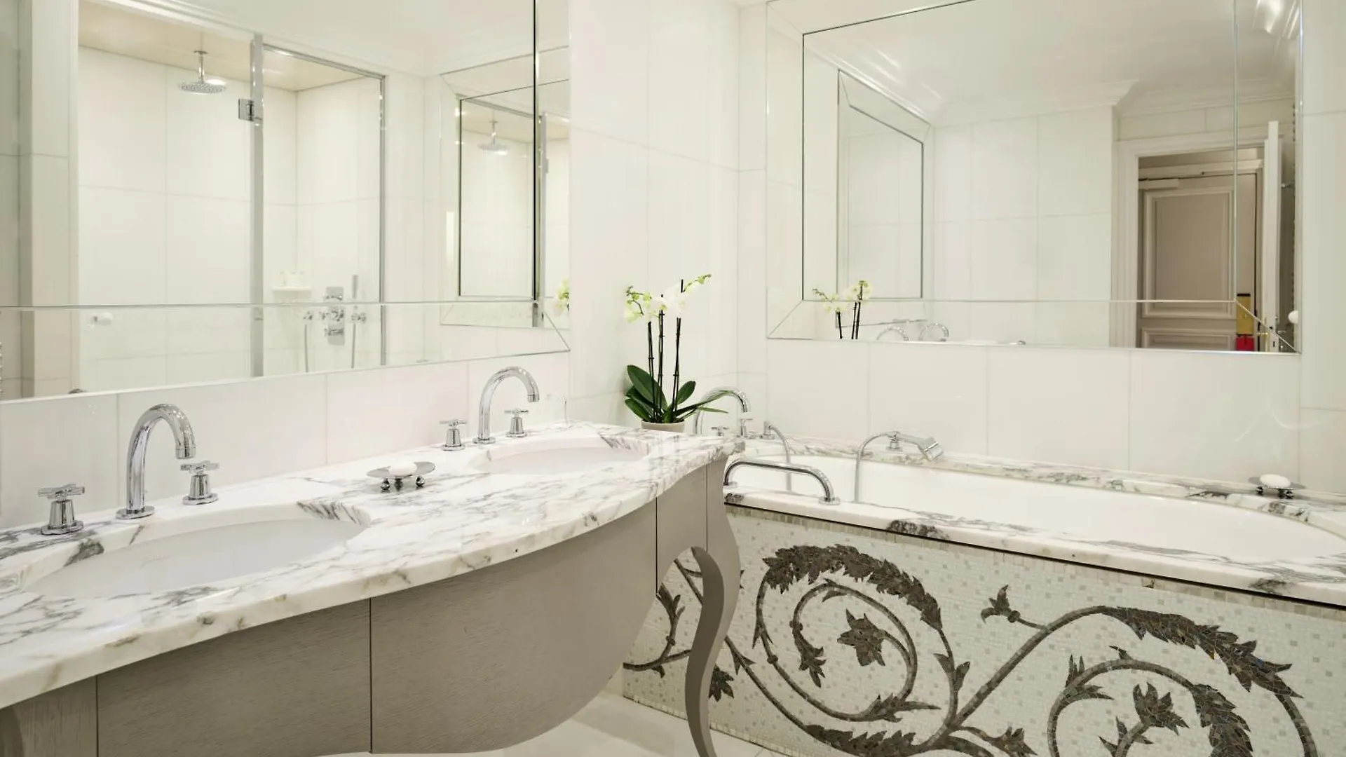 Plaza Athenee - Dorchester Collection