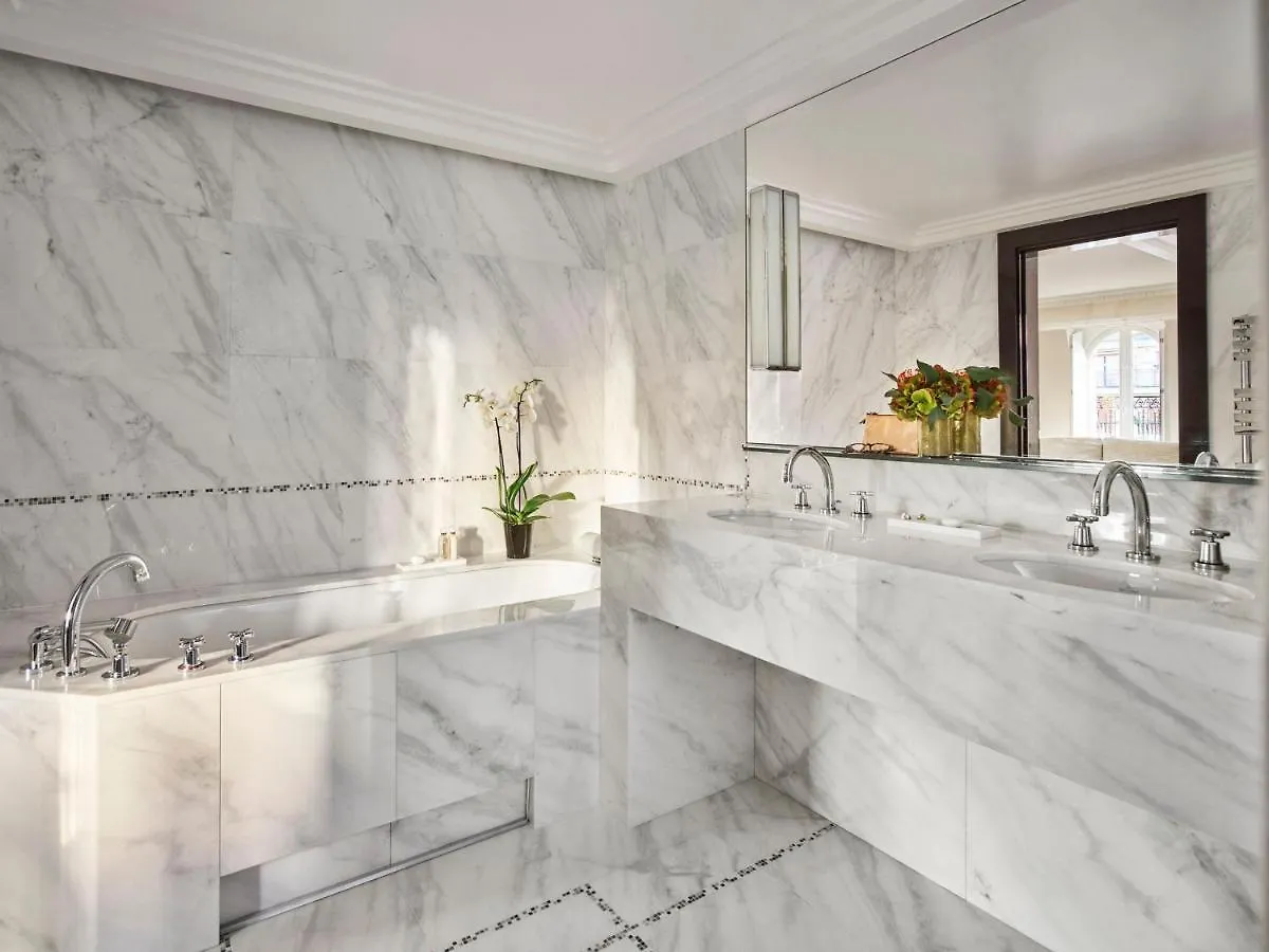 Plaza Athenee - Dorchester Collection מלון