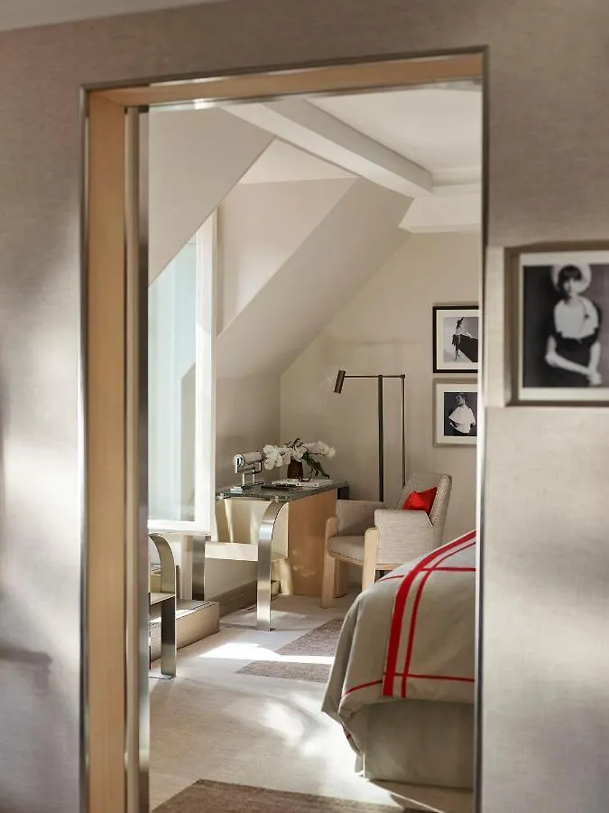 מלון Plaza Athenee - Dorchester Collection פריז