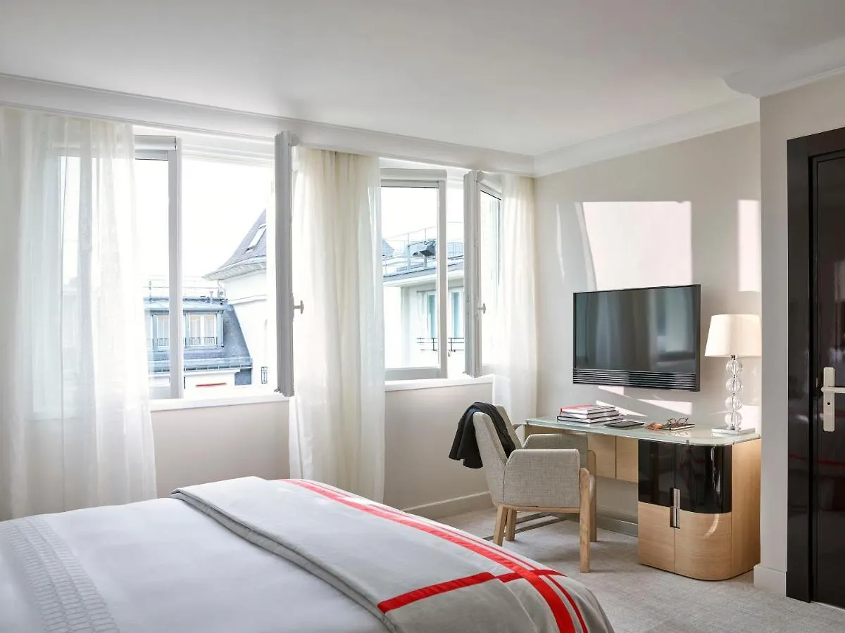 מלון Plaza Athenee - Dorchester Collection פריז
