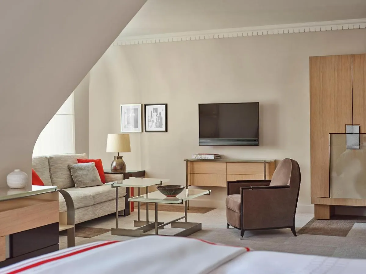 מלון Plaza Athenee - Dorchester Collection