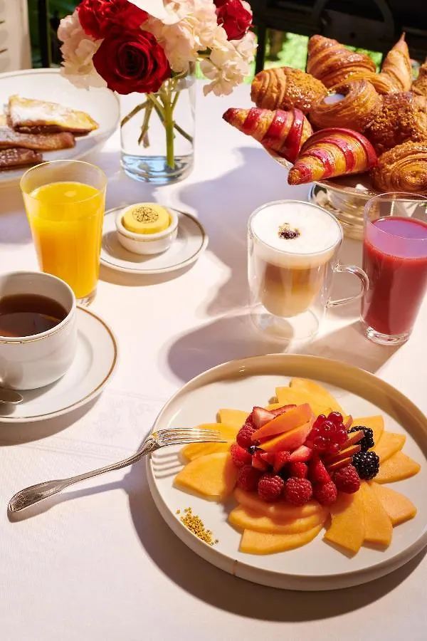 מלון Plaza Athenee - Dorchester Collection פריז
