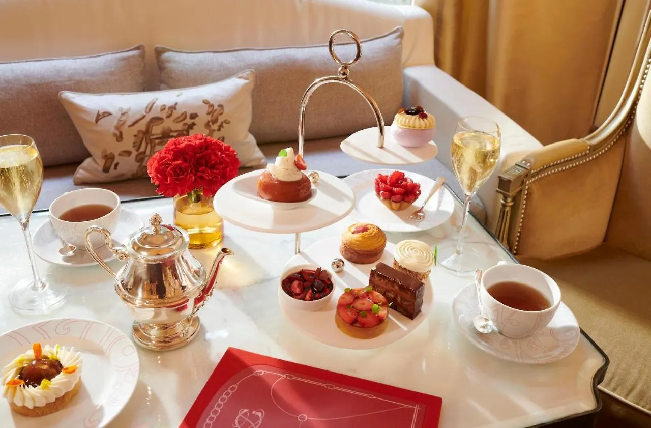 Plaza Athenee - Dorchester Collection 5* פריז