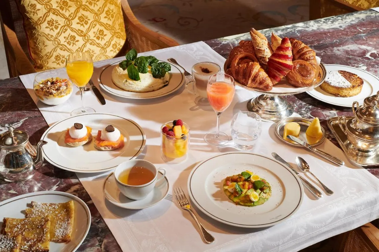 Plaza Athenee - Dorchester Collection מלון 5*