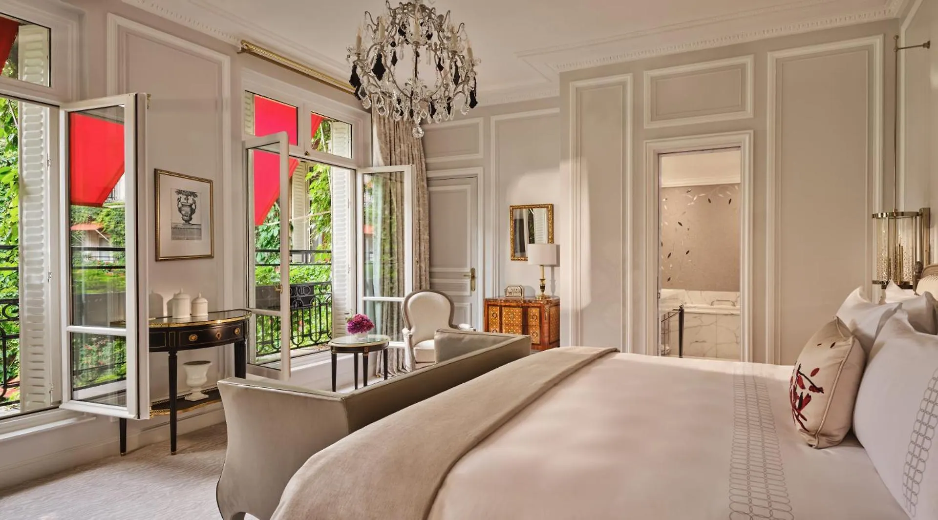 Plaza Athenee - Dorchester Collection מלון