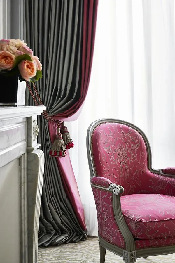 מלון Plaza Athenee - Dorchester Collection פריז
