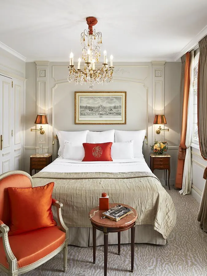 מלון Plaza Athenee - Dorchester Collection פריז