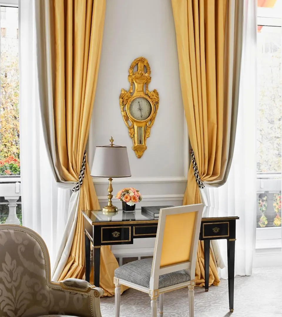 Plaza Athenee - Dorchester Collection 5* פריז