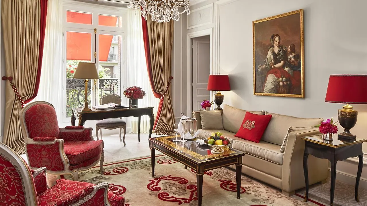 מלון Plaza Athenee - Dorchester Collection פריז