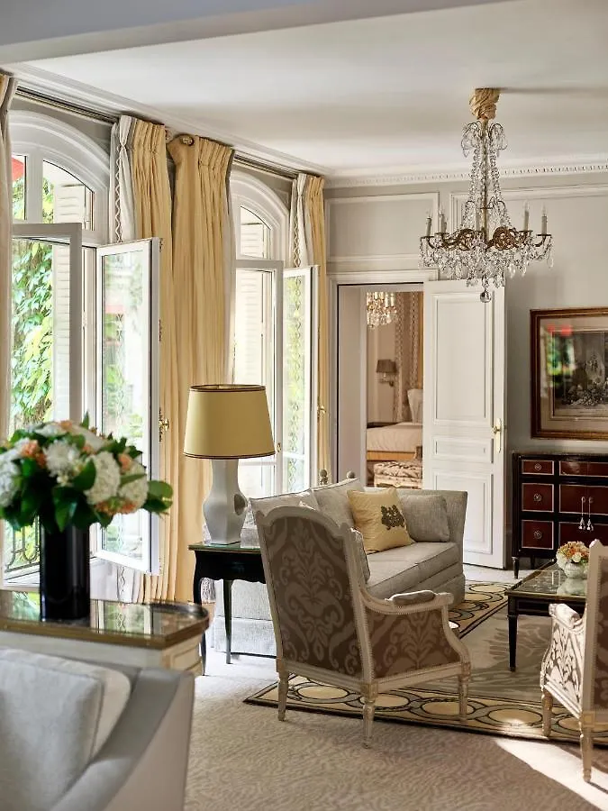 מלון Plaza Athenee - Dorchester Collection פריז